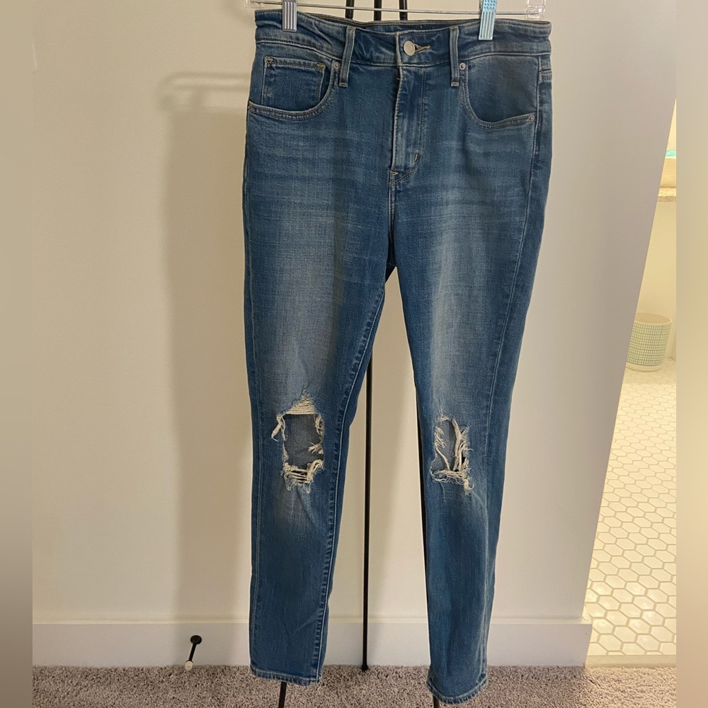 Levis high rise distressed skinny jeans- great condition- size 28
